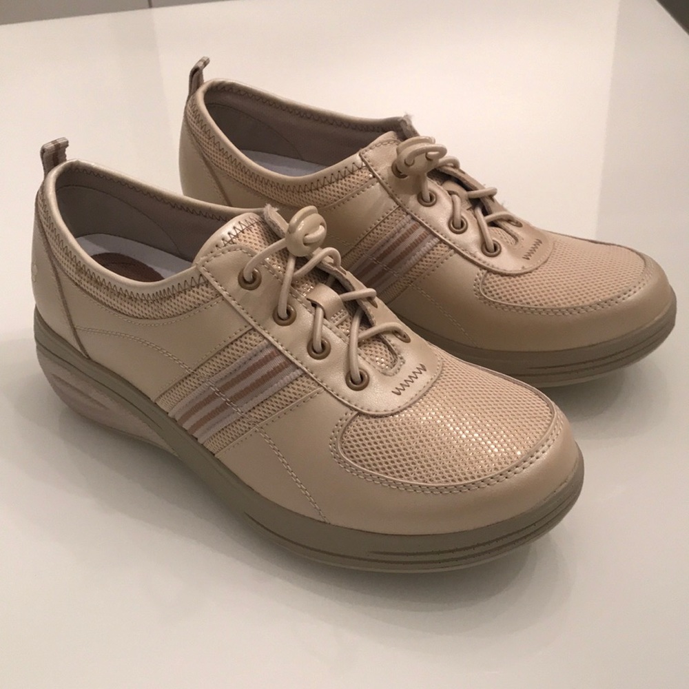NWOB Grasshoppers “Get Fit” toggle sneakers!